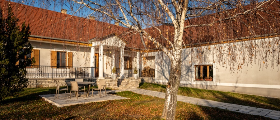 A kúriát körülölelő kert és a külső homlokzat