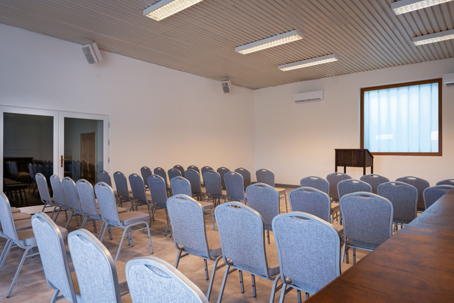 A rendezvényterem konferencia elrendezésben, széksorokkal
