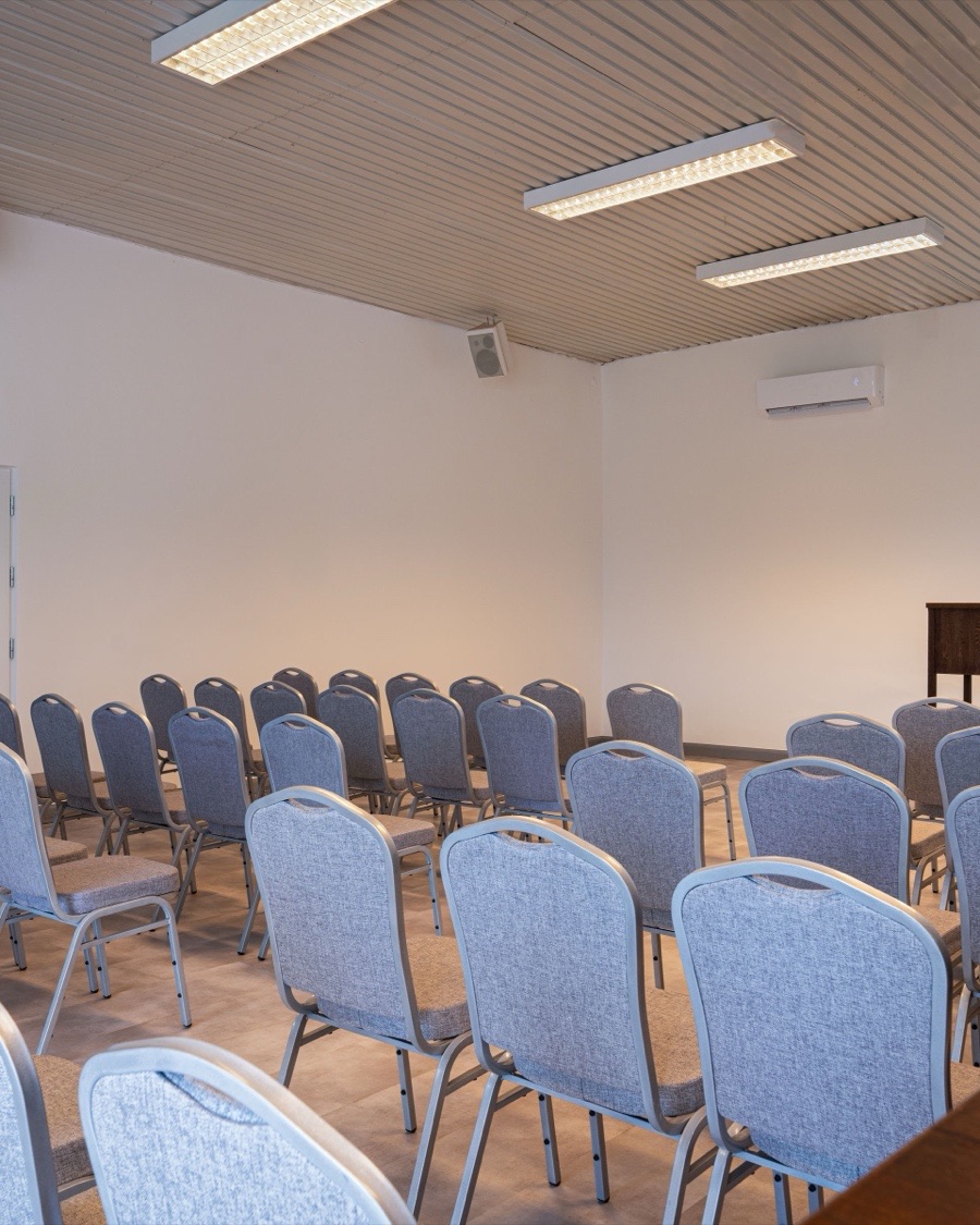 A rendezvényterem konferencia elrendezésben, széksorokkal